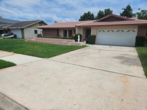 8040 Canterbury Cir in Seminole, FL - Building Photo - Building Photo