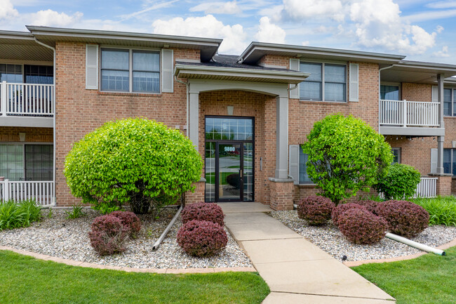 Wildwood Court Condominiums in Highland, IN - Foto de edificio - Building Photo