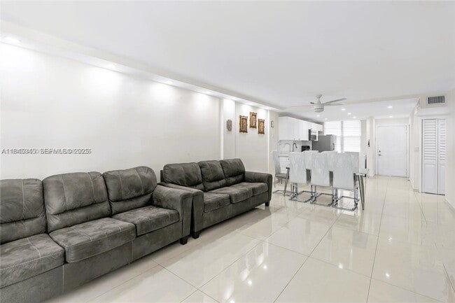 2600 NW 49th Ave in Lauderdale Lakes, FL - Building Photo - Building Photo