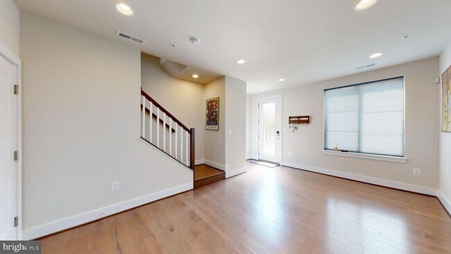 14612 Lakestone Dr in Chantilly, VA - Foto de edificio - Building Photo