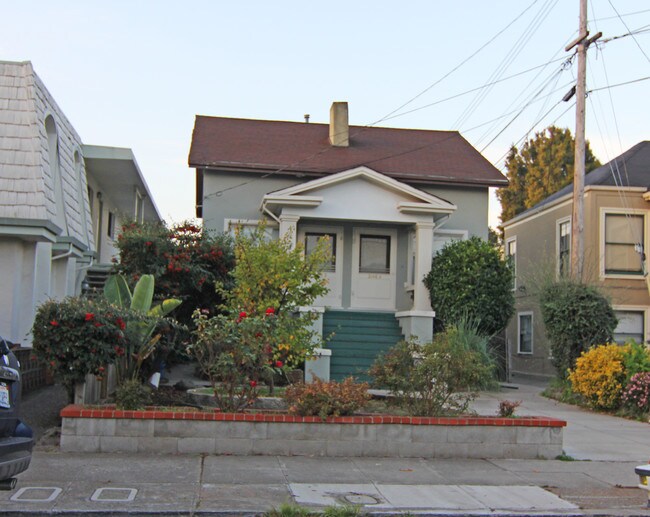 2146 Clinton Ave in Alameda, CA - Foto de edificio - Building Photo