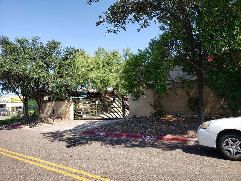 2816 E Kearney St, Unit 2 in Laredo, TX - Building Photo