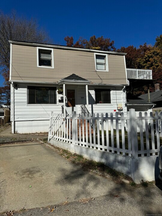 259 Edgewood Ave in Waterbury, CT - Building Photo