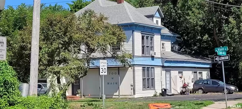 700 W Main St in Carbondale, IL - Building Photo