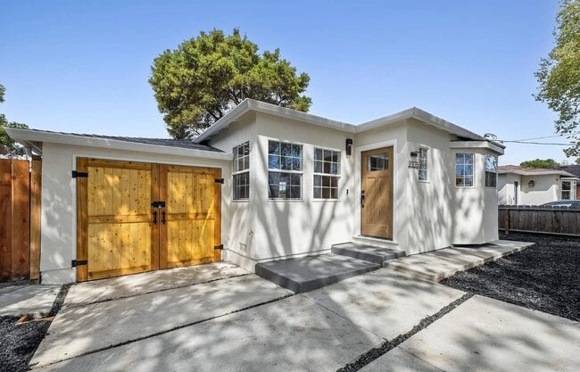 2335 Ralmar Ave in East Palo Alto, CA - Building Photo - Building Photo