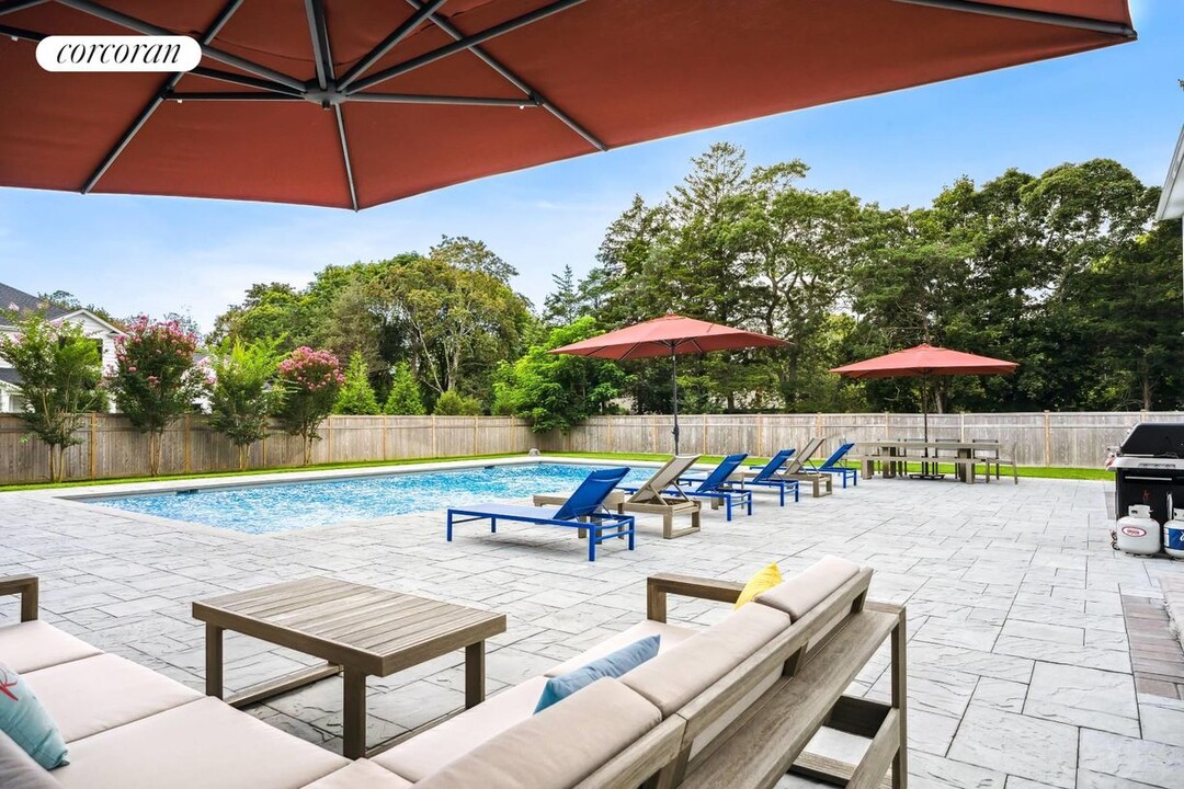 47A Old Country Rd in Westhampton, NY - Building Photo
