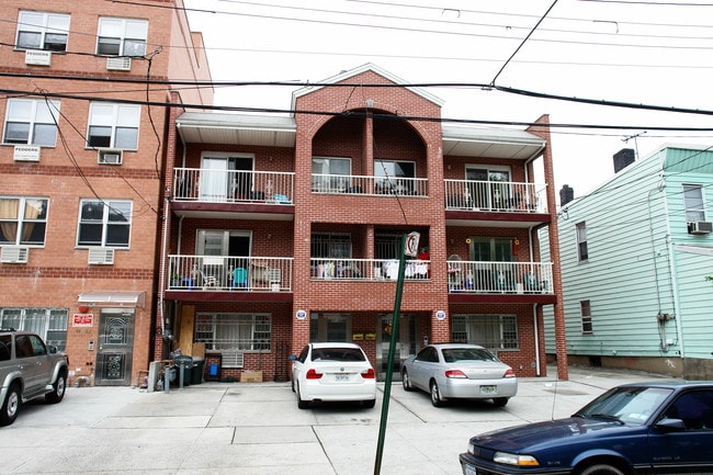 3128 137th St in Flushing, NY - Foto de edificio - Building Photo