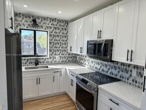 170 W 58th St in Hialeah, FL - Foto de edificio - Building Photo