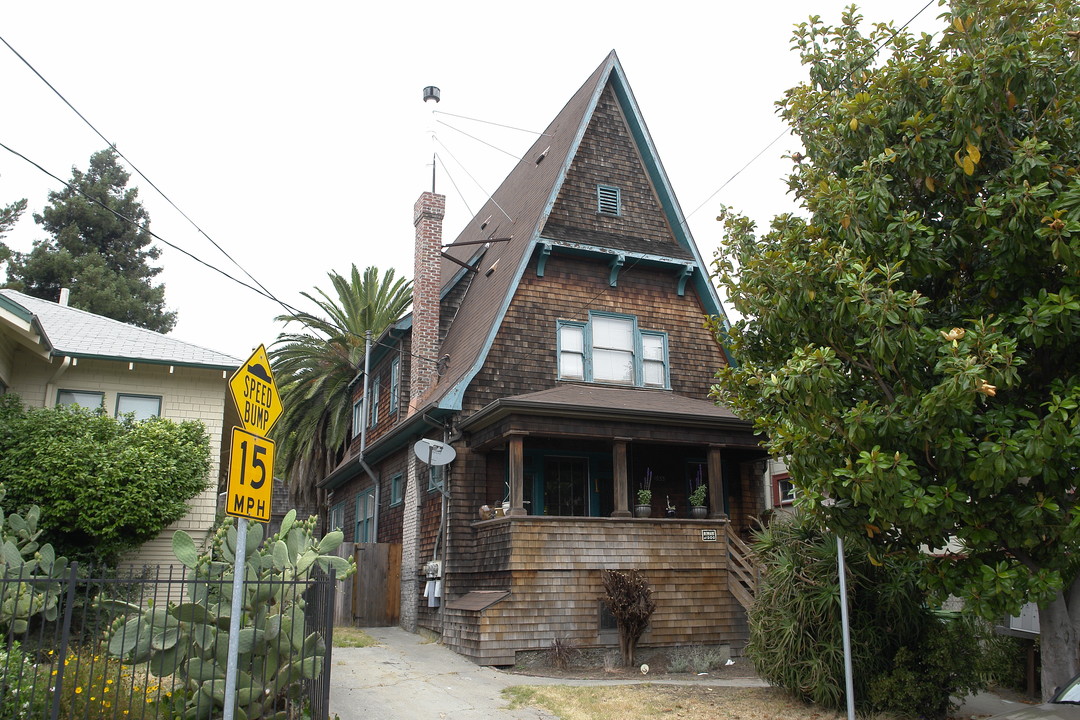 1933 11th Ave in Oakland, CA - Building Photo