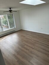 12 Maple St, Unit 10 in Plainville, CT - Foto de edificio - Building Photo