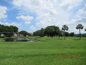 1010 Country Club Dr, Unit 303 in Margate, FL - Foto de edificio - Building Photo
