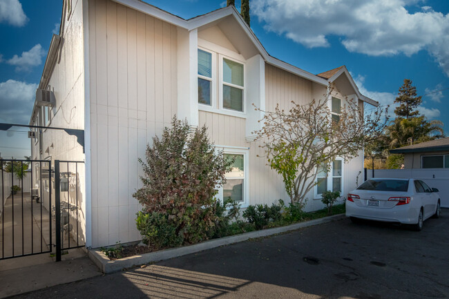 Pinewood Apartments in Waterford, CA - Building Photo - Building Photo