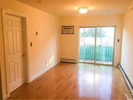 141-33 Pershing Crescent in Queens, NY - Building Photo