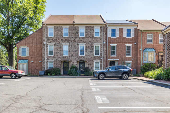 Laurel Mews & Washington Court in Arlington, VA - Building Photo - Building Photo