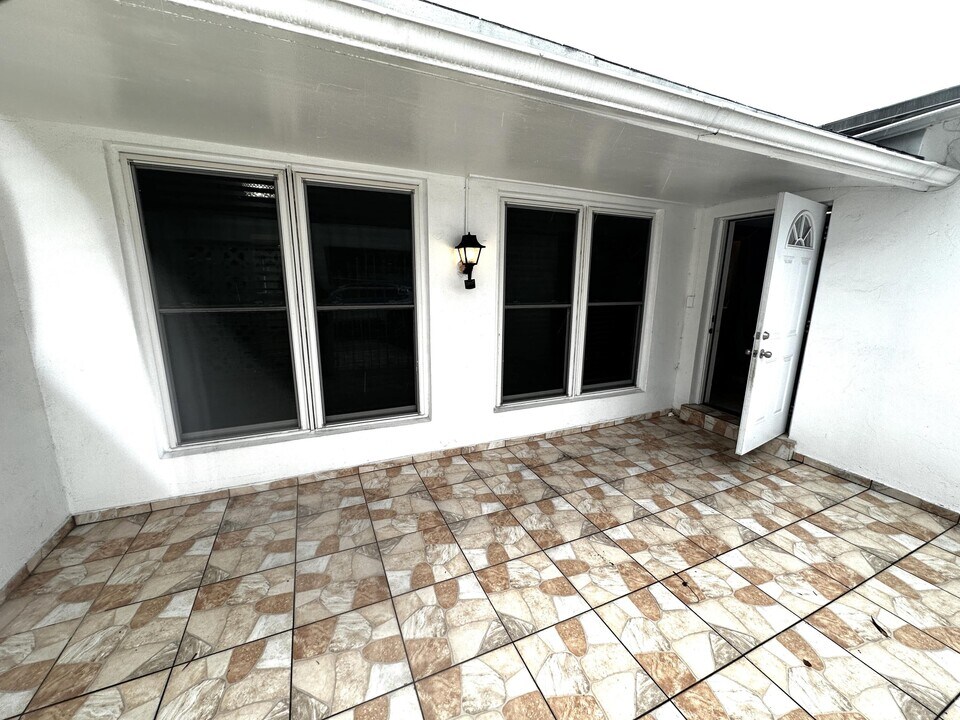 7225 Grandview Blvd in Miramar, FL - Building Photo