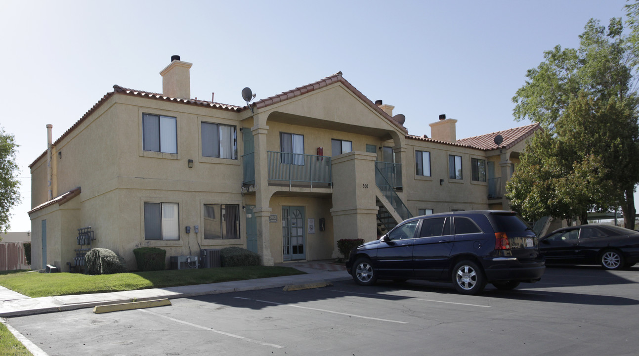 Villa Adelanto Apartments in Adelanto, CA - Foto de edificio