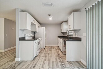 3679 Sugarcreek Dr in Tampa, FL - Building Photo - Building Photo