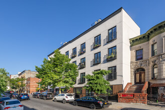 216 Pulaski St in Brooklyn, NY - Foto de edificio - Building Photo