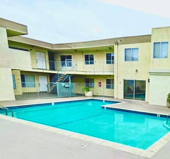 7045 Woodley Ave, Unit 212 in Los Angeles, CA - Foto de edificio - Building Photo