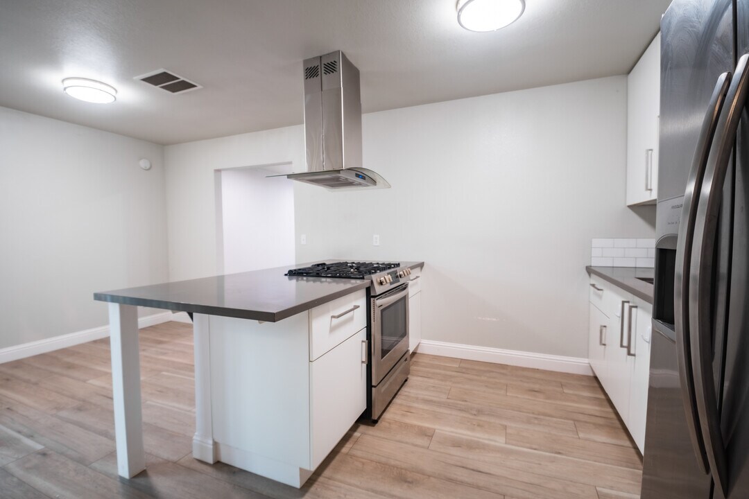 1124 N Mooney Blvd in Visalia, CA - Building Photo