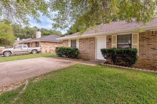 3009 Manor Ln, Unit B in Huntsville, TX - Building Photo - Building Photo