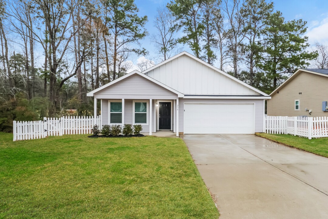 238 Red Clover in Livingston, TX - Building Photo