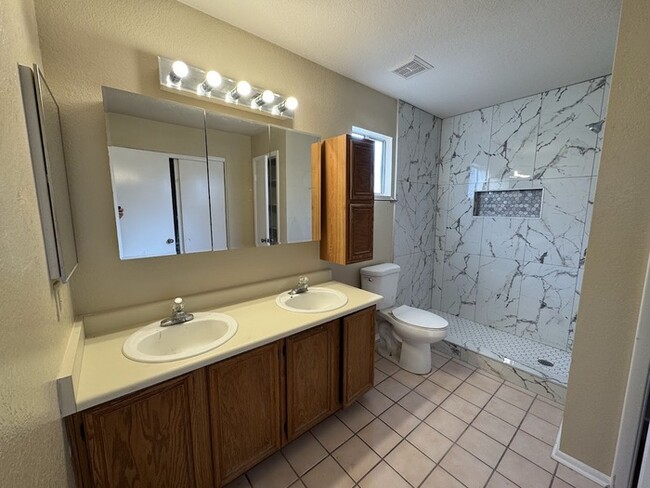 7040 W Olive Ave in Peoria, AZ - Building Photo - Building Photo