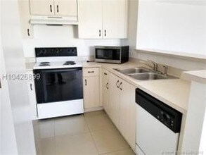631 SW 111th Ln-Unit -301 in Pembroke Pines, FL - Building Photo - Building Photo