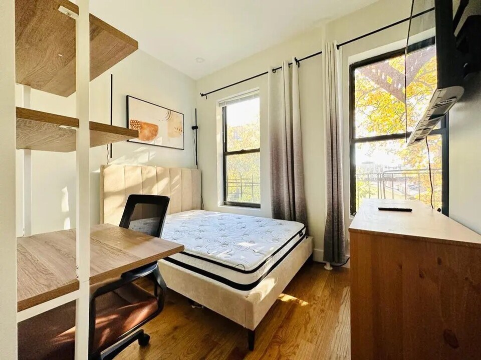 Furnished room/NOT APARTMENT in Brooklyn, NY - Foto de edificio
