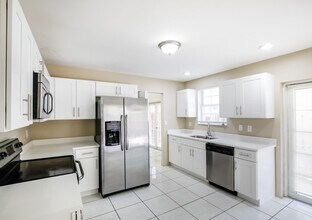 6480 SW 160th Ct in Miami, FL - Foto de edificio - Building Photo