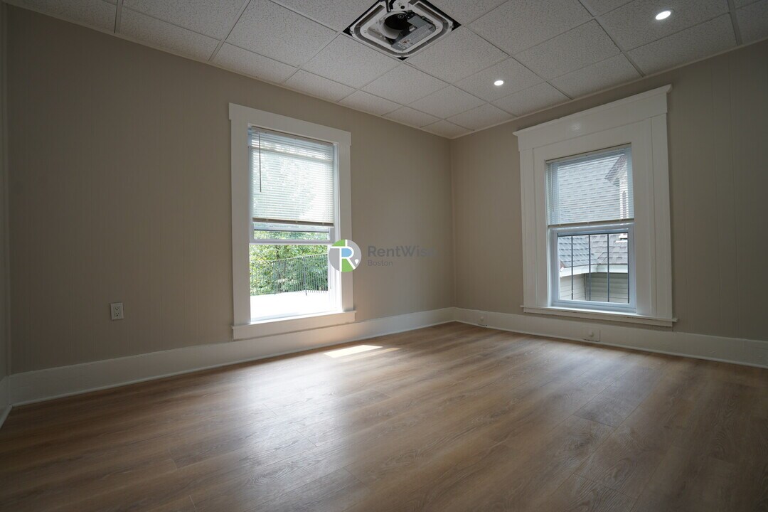 142 Dorchester St in Boston, MA - Building Photo