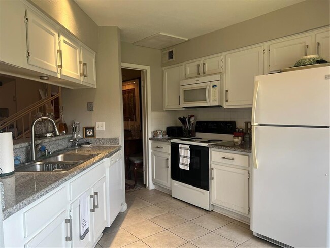 9400 Doliver Dr in Houston, TX - Building Photo - Building Photo