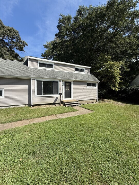 1049 Towanda Rd in Virginia Beach, VA - Building Photo