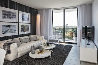 Intown Apartments in Miami, FL - Foto de edificio - Building Photo
