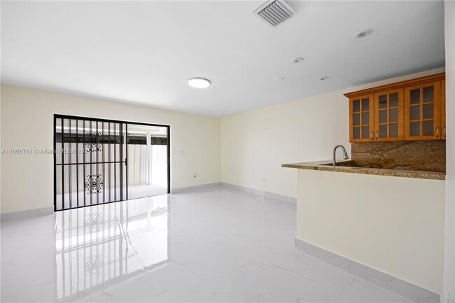 2427 W 52nd Pl in Hialeah, FL - Building Photo - Building Photo