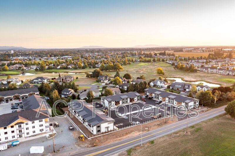 665 E Badger Rd in Lynden, WA - Building Photo