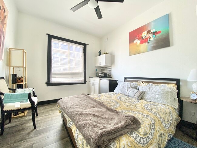 5849 W Sunset Blvd in Los Angeles, CA - Building Photo - Building Photo