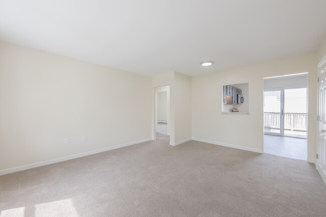 Newport Landings Apartment Community in Middletown, RI - Foto de edificio - Interior Photo