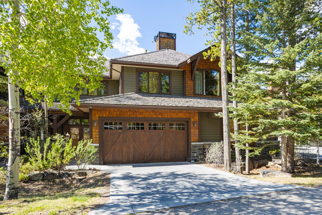 141 Stonecreek Rd in Canmore, AB - Building Photo