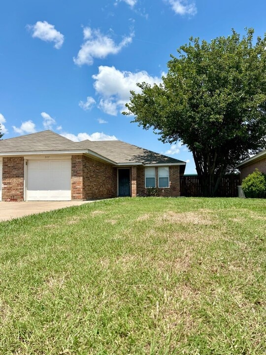 307 Schumacher Dr in Burleson, TX - Foto de edificio