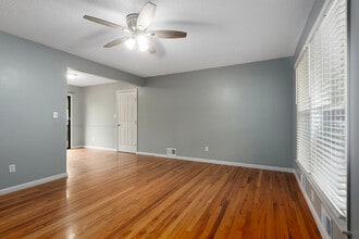 622 NW Kay Dr in Lee's Summit, MO - Building Photo - Building Photo