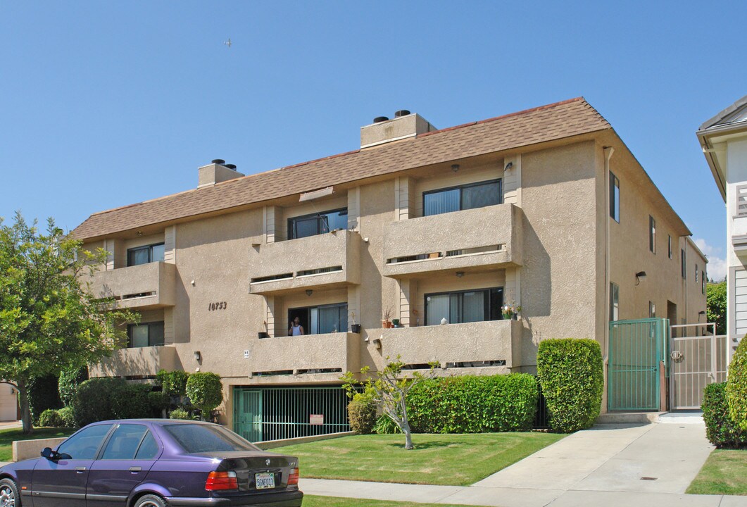 10753-10755 Lawler St in Los Angeles, CA - Building Photo