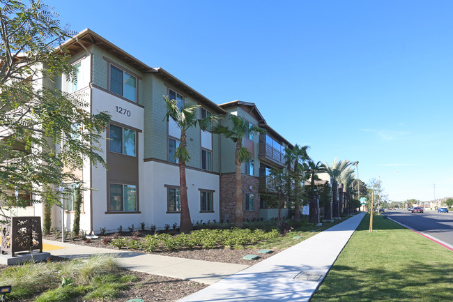 Rockwood Apartments in Anaheim, CA - Foto de edificio - Building Photo