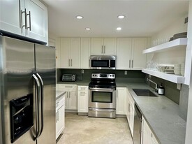 250 Galen Dr in Key Biscayne, FL - Building Photo