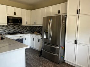 2476 Fallbrook Pl in Escondido, CA - Building Photo - Building Photo