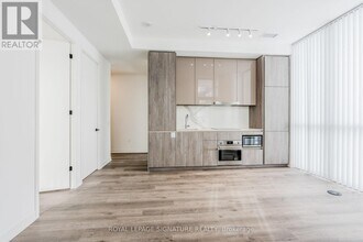 8 Interchange Wy in Vaughan, ON - Building Photo - Building Photo