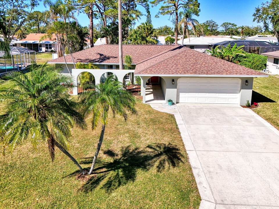 2221 Pine View Cir in Sarasota, FL - Building Photo