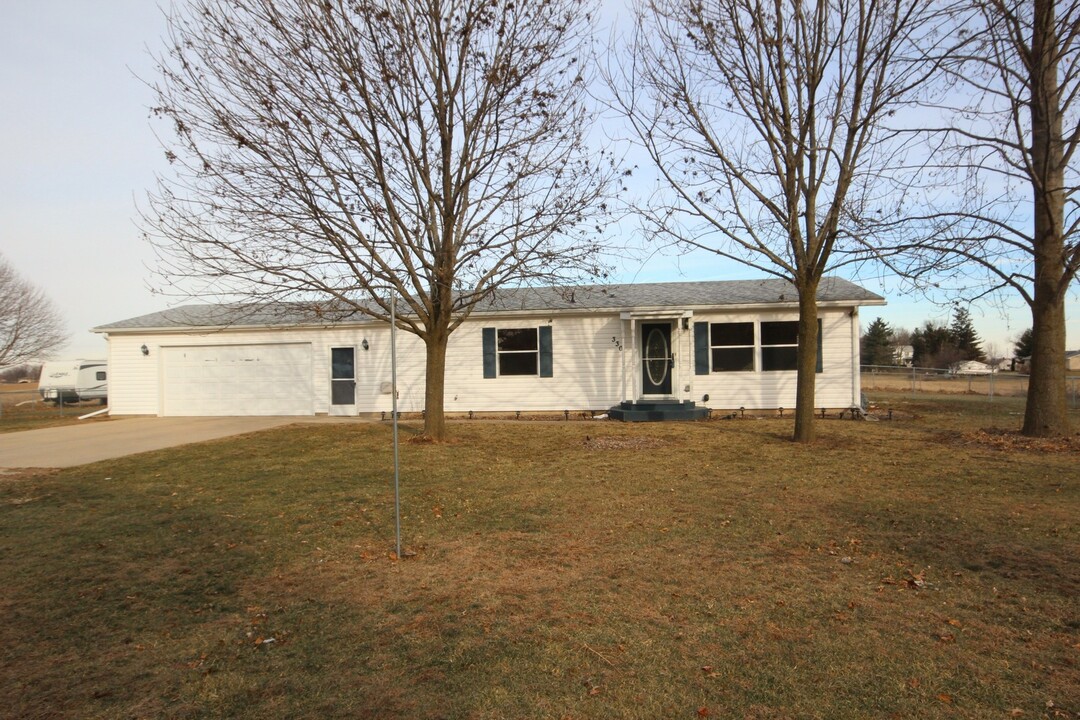 330 4th St in Andover, IL - Building Photo