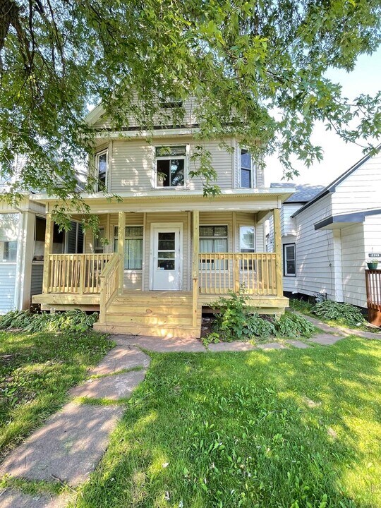 2315 Oakes Ave in Superior, WI - Building Photo