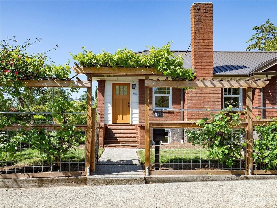 9002 12th Ave NE in Seattle, WA - Building Photo